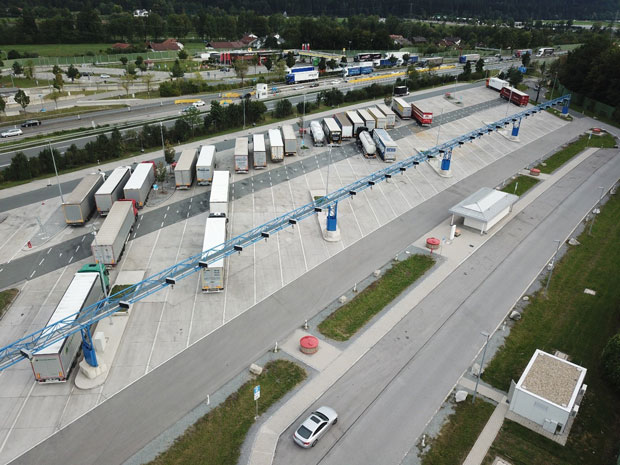 LKW Parkplatz aus Vogelperspektive LKW Parkplatz aus Vogelperspektive